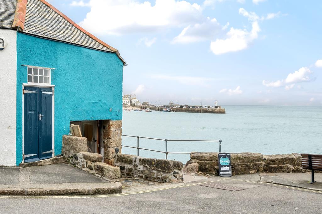 Lot: 34 - GROUND FLOOR PREMISES IN SOUGHT AFTER LOCATION - Side elevation of property with sea in background